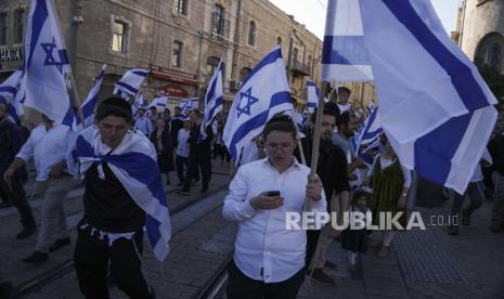 Ribuan nasionalis Israel melakukan pawai bendera di Old Town Yerusalem pada Ahad (29/5/2022). Beberapa dari peserta tersebut meneriakkan slogan-slogan rasis seperti 