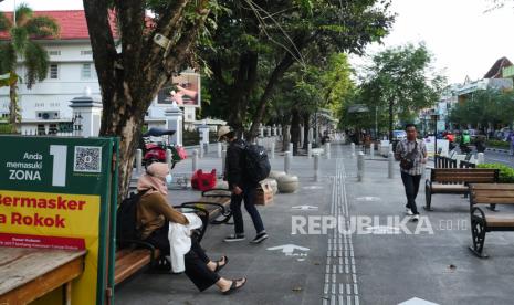 Wisatawan menghabiskan sore di kawasan Malioboro, Yogyakarta, Senin (27/9). Selain pemberlakuan ganjil genap, di Malioboro juga diberlakukan register dengan memindai barcode Sowan Jogja. Ada 17 titik pemindaian barcode ini, di pintu utama dan pintu sirip-sirip Malioboro.