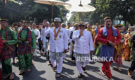 Gubernur Jawa Barat Ridwan Kamil (kiri) bersama Wakil Gubernur Jawa Barat Uu Ruzhanul Ulum (kanan) berjalan menuju Gedung DPRD Provinsi Jawa Barat usai Upacara Peringatan Hari Jadi ke-78 Jawa Barat di Lapangan Gasibu, Kota Bandung, Jawa Barat, Sabtu (19/8/2023). Peringatan Hari Jadi ke-78 Jawa Barat yang mengusung tema Jabar Juara Indonesia tersebut dihadiri oleh 27 kepala daerah kabupaten dan kota se-Jawa Barat.