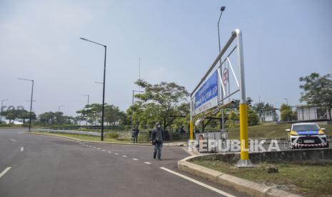 Warga berjalan di depan akses masuk KM 149 ruas Tol Padaleunyi di Gedebage, Kota Bandung, Jawa Barat, Senin (24/7/2023). Senior General Manager Jasamarga Metropolitan Tollroad Regional Division, Widyatmiko Nursejati mengungkapkan saat ini Jasa Marga masih melakukan koordinasi dan persiapan sebelum nantinya dapat dioperasikan fungsional (sementara) akses KM 149 ruas Tol Padaleunyi.