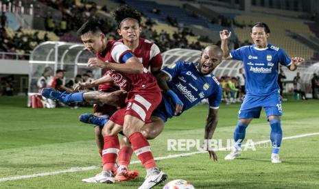 Pesepak bola Persib Bandung David Apaceido Da Silva (kedua kanan) berebut bola dengan dua pesepak bola Persis Solo Muhammad Faqih Maulana (kedua kiri) dan Suntanto Tan (kiri) pada pertandingan BRI Liga 1 di Stadion Manahan, Solo, Jawa Tengah, Ahad (29/12/2024). Persib Bandung menang atas Persis Solo dengan skor 1-0. 