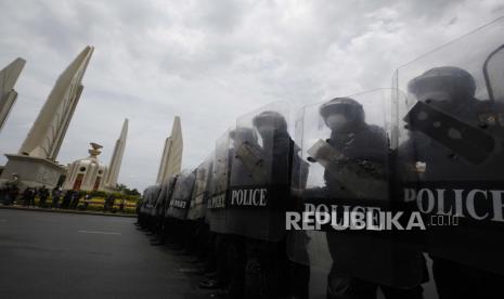 Polisi anti huru hara melindungi diri saat berhadapan dengan pengunjuk rasa anti-pemerintah selama demonstrasi di Monumen Demokrasi di Bangkok, Thailand, 07 Agustus 2021. 