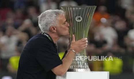 Pelatih AS Roma Jose Mourinho (kanan) mencium trofi di akhir pertandingan final Liga Europa antara AS Roma dan Feyenoord di National Arena di Tirana, Albania, Rabu, 25 Mei 2022. AS Roma menang 1-0 untuk memastikan menjadi juara.