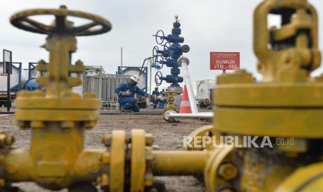 Petugas memeriksa keran pipa sumur saat proses injeksi CO2 di sumur JTB-161 Mundu, Jatibarang, Indramayu, Jawa Barat, Rabu (26/10/2022). Pertamina melakukan injeksi perdana CO2 ke sumur minyak sebagai langkah awal penerapan teknologi Carbon Capture, Utilization & Storage (CCUS) untuk meningkatkan produksi minyak dalam negeri. 