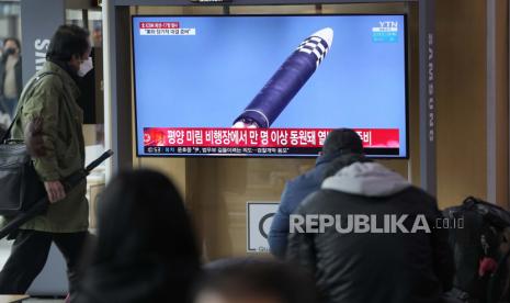  Orang-orang menonton layar TV yang menampilkan program berita yang melaporkan tentang ICBM Korea Utara di stasiun kereta api di Seoul, Korea Selatan, Jumat, 25 Maret 2022. Utusan Khusus Amerika Serikat (AS) untuk Kebijakan Korea Utara (Korut) Sung Kim mengungkapkan, Korut telah mengabaikan tawaran Washington untuk melakukan pembicaraan. 