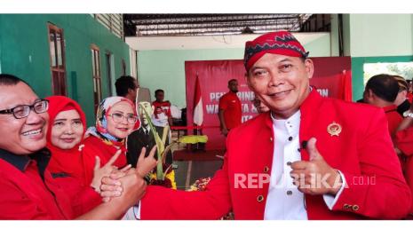 Wakil Wali Kota Solo periode 2020-2024 Teguh Prakoso mendaftarkan diri menjadi cacawalkot melalui PDIP di Kota Solo, Sabtu (18/5/2024). 