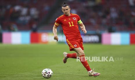 Gareth Bale dari Wales berlari dengan bola selama pertandingan play-off Piala Dunia 2022.