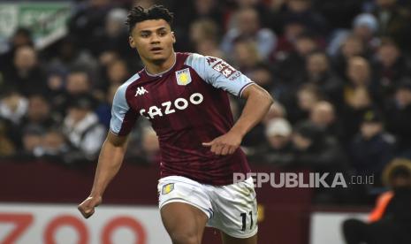 Ollie Watkins, striker dari Aston Villa beraksi selama pertandingan sepak bola Liga Primer Inggris.