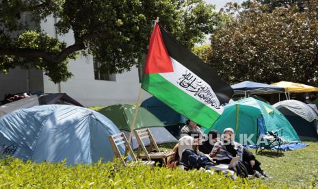 Mahasiswa Universitas California Berkeley (UC Berkeley) menempati perkemahan di depan Sproul Hall, gedung administrasi kampus, saat mereka memprotes hubungan investasi UC Berkeley dengan Israel. 