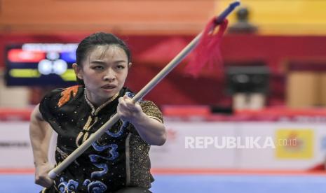 Atlet wushu putri Jateng Dessy Wulandari beraksi saat bertanding pada final Wushu kategori Qiang Shu Putri PON Papua di Gor Futsal Dispora, Kabupaten Merauke, Papua, Jumat (1/10/2021). Dessy Wulandari meraih medali perak pada kategori tersebut. 