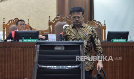 Terdakwa kasus pemerasan dan gratifikasi di Kementerian Pertanian Syahrul Yasin Limpo bersiap untuk menjalani sidang pembacaan tuntutan di Pengadilan Tipikor, Jakarta, Jumat (28/6/2024). Jaksa Penuntut Umum KPK menuntut mantan Menteri Pertanian Syahrul Yasin Limpo (SYL) dijatuhi hukuman penjara 12 tahun dan denda Rp500 juta subsider pidana kurungan enam bulan dalam kasus dugaan pemerasan dan gratifikasi di Kementerian Pertanian. 