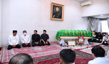 Presiden Joko Widodo (Jokowi) didampingi Iriana Jokowi melayat ke rumah duka istri Kepala Staf Kepresidenan Moeldoko, Koesni Harningsih di kawasan Menteng, Jakarta Pusat, pada Ahad (12/3). Foto: Lukas - Biro Pers Sekretariat Presiden