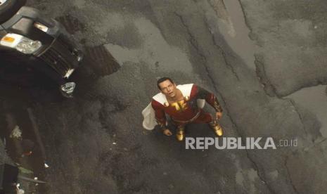 Aktor Zachary Levi membintangi film Shazam! Fury of the Gods. Cicitan Twitter kontroversial yang dibuat aktor Zachary Levi sempat membuat warganet heboh pada Januari lalu. Akankan kontroversi itu memengaruhi kepopuleran film Shazam!? (ilustrasi)