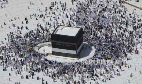 Jamaah Haji Indonesia yang Meninggal Capai 33 Orang. Foto:   Jamaah haji berjalan di sekitar Ka'bah