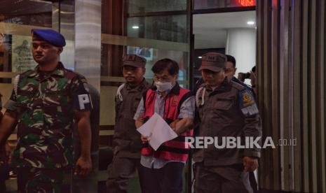 Pengusaha atau Crazy Rich Surabaya Budi Said mengenakan rompi tahanan berjalan menuju mobil tahanan usai menjalani pemeriksaan di Kejaksaan Agung, Jakarta, Kamis (18/1/2024). Kejaksaan Agung (Kejagung) menetapkan Budi Said (BS) sebagai tersangka terkait korupsi di PT Aneka Tambang (Antam). Budi Said tersebut dituduh melakukan permufakatan jahat bersama-sama dengan pejabat di PT Antam dalam merekayasa transaksi jual-beli palsu logam mulia emas pada periode 2018. PT Antam disebut mengalami kerugian setotal 1,3 ton emas atau setara Rp 1,1 triliun.