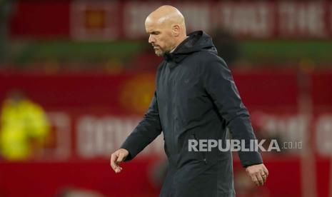 Pelatih Manchester United (MU) Erik ten Hag meninggalkan lapangan setelah pertandingan sepak bola putaran keempat Piala Liga vs Newcastle di Old Trafford di Manchester, Inggris, Kamis (2/11/2023) WIB.