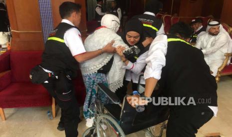 Suasana kedatangan jamaah haji Indonesia kloter 2 Embarkasi Medan di Hotel Arjwan Al Diyafah ,Madinah Kamis (25/5/2023). Total jamaah yang tiba mencapai 360 orang. 