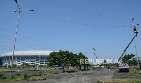 Petugas Dishub memperbaiki penerangan jalan di halaman Stadion Gelora Bandung Lautan Api (GBLA), Kota Bandung, belum lama ini. Polda Jawa Barat mengizinkan Stadion GBLA digunakan untuk pelaksanaan pertandingan Liga 1 yang akan dimulai 30 Juli 2022 mendatang.