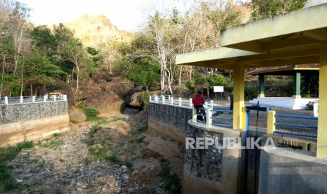 Embung mengering saat kemarau di Embung Selopamioro, Imogiri, Bantul, Yogyakarta.Pakar Iklim dan Bencana Fakultas Geografi Univesitas Gadjah Mada (UGM) Emilya Nurjani mengingatkan potensi ancaman kekeringan jelang musim kemarau tahun ini. Untuk itu menghitung ketersediaan air menjadi langkah yang penting dilakukan. 