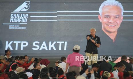 Calon presiden nomor urut 3, Ganjar Pranowo saat menghadiri peluncuran program KTP Sakti di Lapangan Bangsalan, Kecamatan Teras, Kabupaten Boyolali, Jawa Tengah, Sabtu (30/12/2023). 