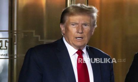 . Mantan presiden Donald J. Trump meninggalkan Trump Tower dalam perjalanan untuk menghadiri konferensi praperadilan di gedung pengadilan New York di New York, New York, AS, (15/2/2024).