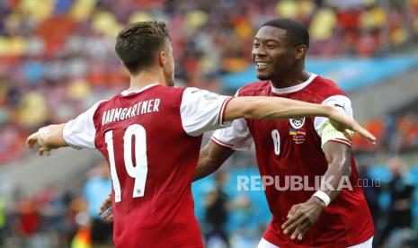 Christoph Baumgartner (kiri) dari Austria merayakan dengan rekan setimnya David Alaba (kanan) setelah mencetak keunggulan 1-0 selama pertandingan sepak bola babak penyisihan grup C UEFA EURO 2020 antara Ukraina dan Austria di Bucharest, Rumania, 21 Juni 2021.