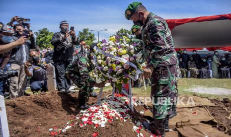 Kepala Staf Angkatan Darat (KSAD) Jenderal TNI Dudung Abdurachman menaruh karangan bunga di makam almarhum Sertu Anumerta M Rizal Maulana Arifin usai upacara pemakaman secara militer di Taman Makam Pahlawan (TMP) Cikutra, Kota Bandung, Sabtu (29/1/2022). Sertu Anumerta M Rizal Maulana Arifin merupakan salah satu dari tiga prajurit TNI yang gugur saat tugas dalam baku tembak dengan Kelompok Kriminal Bersenjata (KKB) di Distrik Gome, Kabupaten Puncak, Papua pada Kamis (27/1/2022) pagi. Upacara pemakaman tersebut dipimpin langsung oleh Kepala Staf Angkatan Darat (KSAD) Jenderal TNI Dudung Abdurachman sekaligus pemberian kenaikan pangkat serta santunan kepada keluarga yang ditinggalkan. Foto: Republika/Abdan Syakura