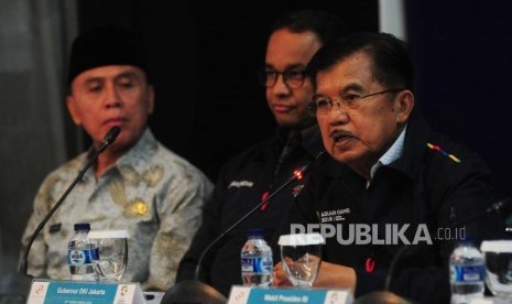 Wakil Presiden Jusuf Kalla (kanan) Gubernur DKI Jakarta Anies Baswedan (tengah) dan Penjabat Gubernur Jawa Barat M. Iriawan (kiri) memberikan keterangan saat jumpa pers di Kantor Inasgoc, Jakarta, Jumat (29/6).