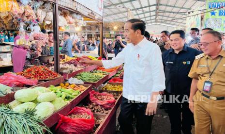 Presiden Joko Widodo mengatakan harga kebutuhan pokok di Pasar Bali Mester Jatinegara relatif baik.