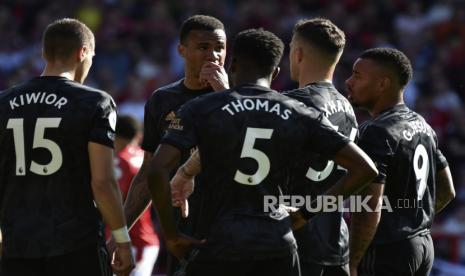  Pemain Arsenal Gabriel Arsenal (kiri ke-2) berbicara dengan rekan satu timnya pada pertandingan sepak bola Liga Premier Inggris antara Nottingham Forest dan Arsenal di City ground di Nottingham, Inggris, Sabtu (20/5/2023).