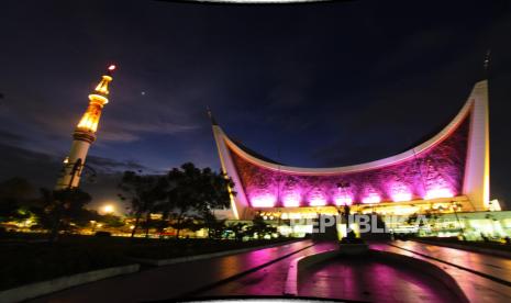  Dubes Arab Saudi untuk Indonesia Janji Bawakan Investor ke Sumbar. Foto:  Suasana Masjid Raya Sumbar di Kecamatan Padang Utara, Kota Padang, Sumatera Barat, Rabu (24/11/2021).  Masjid ini mampu menampung sekitar 20.000 jemaah yang terdiri dari 3 lantai. Alih-alih memiliki kubah, masjid kebanggaan warga Sumbar ini memiliki desain mirip rumah gadang.