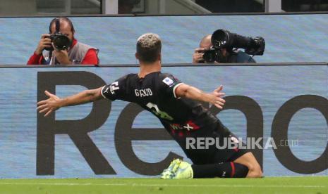 Pemain AC Milan Olivier Giroud melakukan selebrasi setelah mencetak gol penyama kedudukan 1-1 pada pertandingan sepak bola seri A Italia antara AC Milan dan Napoli di stadion Giuseppe Meazza di Milan, Italia, 18 September 2022.