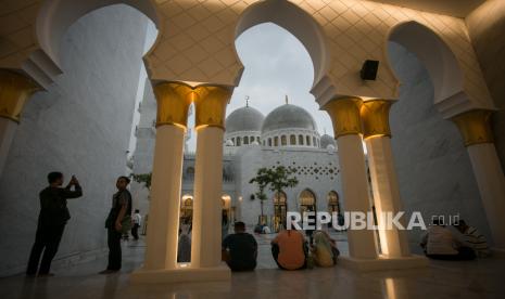 Sejumlah warga menunggu waktu berbuka puasa (ngabuburit) di Masjid Raya Sheikh Zayed, Solo, Jawa Tengah, Kamis (23/3/2023). Masjid Raya hadiah dari Presiden Uni Emirat Arab (UEA) Mohammed bin Zayed (MBZ) kepada Presiden Joko Widodo yang baru dibuka awal tahun 2023 tersebut ramai dikunjungi warga dan menjadi salah satu lokasi favorit untuk ngabuburit. ANTARA FOTO/Mohammad Ayudha/YU