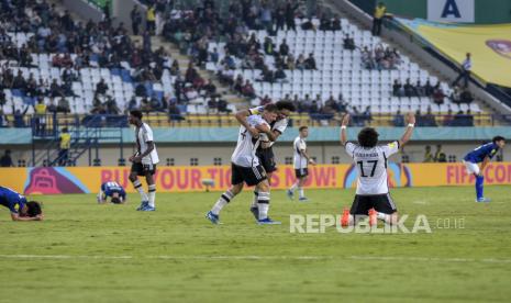 Sejumlah pemain Timnas Jerman merayakan kemenangan usai mengalahkan Timnas Amerika Serikat pada pertandingan Babak 16 Besar Piala Dunia U17 2023 di Stadion Si Jalak Harupat, Kabupaten Bandung, Jawa Barat, Selasa (21/11/2023). Dalam pertandingan tersebut Timnas Jerman berhasil mengalahkan Timnas Amerika Serikat dengan skor akhir 3-2.