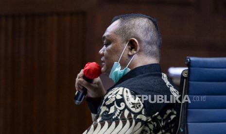 Saksi kasus korupsi Bantuan Sosial (Bansos) Covid-19 Matheus Joko Santoso memberikan keterangan saksi saat sidang lanjutan mantan Menteri Sosial Juliari Batubara terkait kasus dugaan korupsi dana paket Bantuan Sosial (Bansos) Covid-19 untuk wilayah Jabodetabek Tahun 2020  di Pengadilan Tipikor, Jakarta, Senin (7/6). Sidang tersebut beragendakan pemeriksaan sejumlah saksi yang dihadirkan Jaksa Penuntut Umum KPK diantaranya Matheus Joko Santoso. Republika/Thoudy Badai