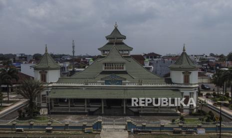 Foto udara Situs Masjid Kuno Manonjaya di Kabupaten Tasikmalaya, Jawa Barat, Rabu (29/3/2023). Masjid Agung Manonjaya yang dibangun pada masa Bupati Wiradadaha VIII tahun 1834 itu telah ditetapkan sebagai bangunan cagar budaya.  