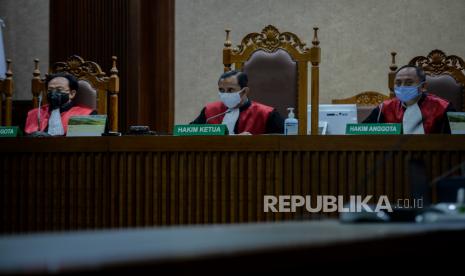 Hakim mendengarkan keterangan saksi saat sidang lanjutan terdakwa kasus dugaan suap dan gratifikasi pengurusan fatwa Mahkamah Agung (MA) Djoko Tjandra, Pinangki Sirna Malasari di Pengadilan Tipikor, Jakarta, beberapa waktu lalu.. Jaksa penuntut umum menghadirkan Wyasa Santosa Kolopaking yakni suami dari bekas pengacara Djoko Tjandra Anita Kolopaking dalam sidang kasus suap jaksa Pinangki Sirna Malasari dengan agenda mendengarkan keterangan saksi.