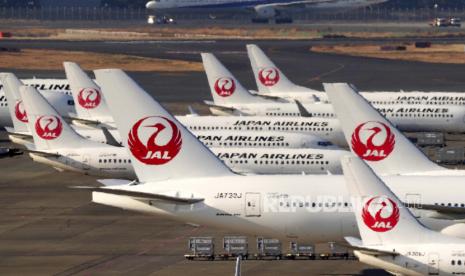  Pesawat Japan Airlines sedang dalam posisi parkir di Bandara Haneda Tokyo, Jepang, (1/2). Otoritas penerbangan Jepang meminta maskapai menangguhkan penggunaan Boeing 777 setelah pesawat yang dioperasikan mengalami kerusakan mesin.