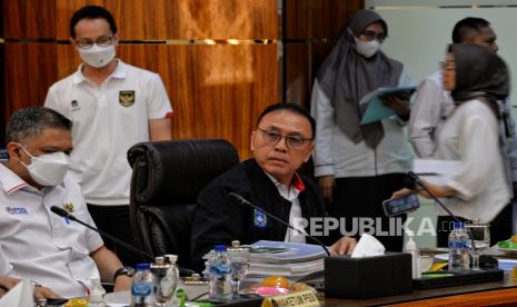 Ketua Umum PSSI Mochamad Iriawan (kanan) Wakil Ketua Umum PSSI Iwan Budianto (kiri) saat akan memberikan keterangan di Gedung Kemenko Polhukam, Jakarta, Selasa (11/10/2022). Ketum PSSI Iwan Bule  bersama jajaran lainnya memenuhi panggilan Tim Gabungan Independen Pencari Fakta (TGIPF) Tragedi Kanjuruhan untuk dimintai keterangan terkait hasil temuan tim gabungan atas peristiwa yang menewaskan sebanyak 131 orang. Republika/Thoudy Badai