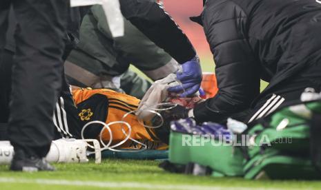 Striker Wolverhampton Wanderers Raul Jimenez saat mendapat perawatan di lapangan.