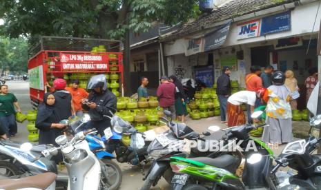 Warga antre membeli gas 3 kilogram di Jalan Rajawali, Kota Bandung, Selasa (4/2/2025). Masyarakat beberapa hari terakhir ini kesulitan mendapatkan gas elpiji 3 kg setelah ada aturan yang melarang warung pengecer untuk menjual LPG 3kg.