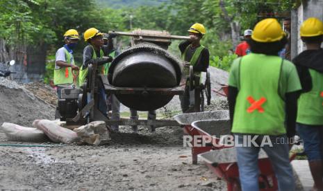 Warga peserta Padat Karya Tunai (PKT)