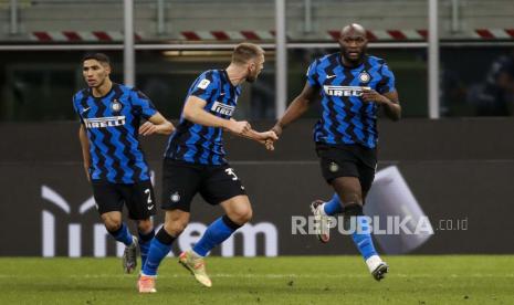 Romelu Lukaku dari Inter Milan, kanan, melakukan selebrasi setelah mencetak tendangan penalti dalam pertandingan sepak bola babak 8 besar Piala Italia antara Inter Milan dan AC Milan di stadion San Siro, di Milan, Italia, Selasa, 26 Januari 2021.