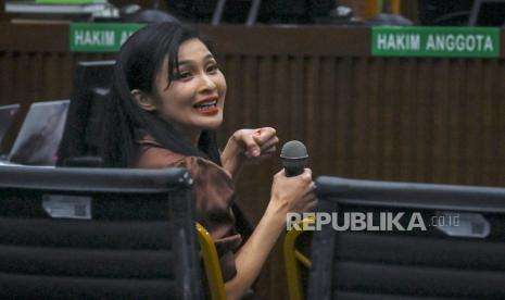 Artis Sandra Dewi bersiap memberikan kesaksian dalam sidang lanjutan kasus dugaan korupsi tata niaga timah di wilayah Izin Usaha Pertambangan (IUP) PT Timah tahun 2015-2022 dengan terdakwa Harvey Moeis di Pengadilan Tipikor, Jakarta, Senin (21/10/2024). Majelis Hakim kembali menghadirkan Sandra Dewi sebagai saksi untuk mengonfirmasi tindak pidana pencucian uang (TPPU) yang didakwakan kepada suaminya, Harvey Moeis. 