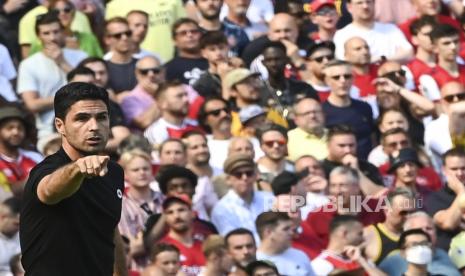 Manajer Arsenal Mikel Arteta memberi isyarat selama pertandingan sepak bola Liga Premier Inggris antara Arsenal FC dan Leicester City di London, Inggris, 13 Agustus 2022.