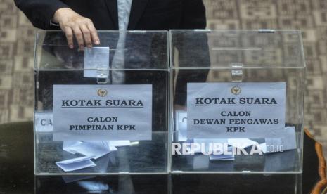 Anggota Komisi III DPR memasukan surat suara ke dalam kotak suara saat rapat pleno pemilihan dan penetapan pimpinan KPK serta Ketua KPK dan Dewan Pengawas KPK di Ruang Komisi III, Kompleks Parlemen, Senayan, Jakarta, Kamis (21/11/2024). Komisi III DPR menetapkan lima pimpinan Komisi Pemberantasan Korupsi (KPK) periode 2024-2029 yaitu Setyo Budiyanto sebagai ketua dan empat orang sebagai wakil ketua yaitu Johanis Tanak, Fitroh Rohcahyanto, Agus Joko Pramono dan Ibnu Basuki Widodo.  Sedangkan 5  Dewan Pengawas KPK yang terpilih yaitu  Benny Jozua Mamoto, Chisca Mirawati, Gusrizal, Sumpeno dan Wisnu Baroto.