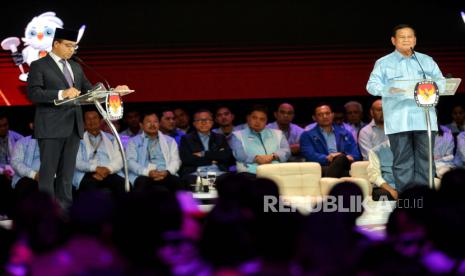 Capres nomor urut 1 Anies Baswedan (kiri) menyampaikan pandangannya disaksikan Capres nomor urut 2 Prabowo Subianto (kanan) saat debat kelima Pilpres 2024 di Balai Sidang Jakarta Convention Center (JCC) Senayan, Jakarta, Ahad (4/2/2024). Debat kali ini bertemakan kesejahteraan sosial, kebudayaan, pendidikan, teknologi informasi, kesehatan, ketenagakerjaan, sumber daya manusia, dan inklusi. 