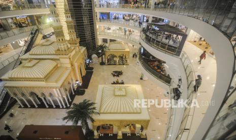 Suasana instalasi bangunan Istana Alhambra di Senayan City, Jakarta, Kamis (14/4/2022). Instalasi bangunan Istana Alhambra setinggi 14 meter itu dalam rangka memeriahkan bulan suci Ramadhan bagi pengunjung pusat perbelanjaan. Istana Alhambra merupakan tempat bersejarah bagi umat Islam di Spanyol, peninggalan kehalifahan Bani Ummayyah yang dibangun secara bertahap selama lebih dari 100 tahun sepanjng abad ke-14 dan 15 masehi. Republika/Putra M. Akbar