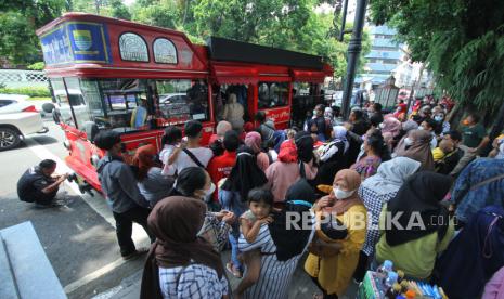 Pengunjung antre naik Bandros (Bandung Tour On Bus) di kawasan Taman Alun-alun Kota Bandung, Ahad (31/10). Di massa PPKM Level II kawasan alun-alun Kota Bandung kembali ramai pengunjung. Meski demikian banyak warga yang belum memenuhi unsur prokes (protokol kesehatan) harus kecewa karena tidak dapat menikmati fasilitas yang ada dengan pemberlakuan prokes yang telah ditetapkan.