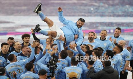 Sergio Aguero dari Manchester City dilempar ke udara oleh rekan satu timnya saat mereka merayakan kemenangan Liga Premier Inggris  setelah pertandingan terakhirnya di Stadion Etihad, Ahad (23/5).